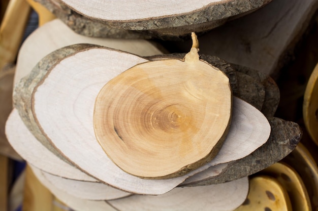 Tronco de madera cortado en trozos redondos y delgados