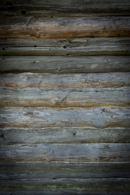 Troncos de madera de una casa antigua. De cerca. Textura de madera gris natural degradada. Fondo. Foto vertical horizontal. Foto de alta calidad