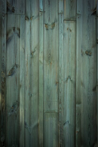 Troncos de madera de una casa antigua. De cerca. Textura de madera verde degradado. Fondo. Foto vertical horizontal. Foto de alta calidad