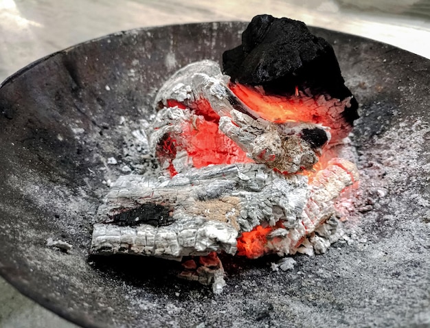 Los troncos se queman en la fogata Primer plano de carbones de leña en el pueblo indio en invierno