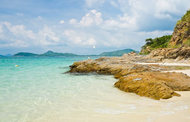 Tropeninsel mit klarem Wasser, Thailand