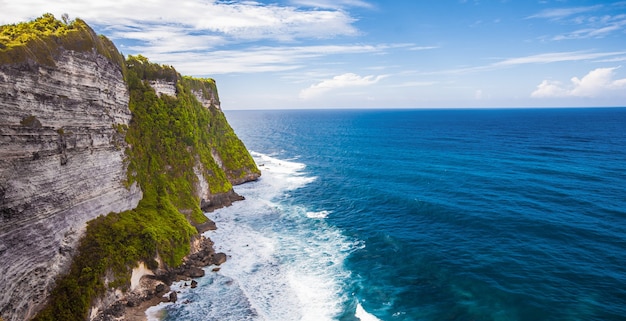 Tropenstrand Uluwatu in Indonesien Bali. Urlaubsreise Tourismus Entspannen.