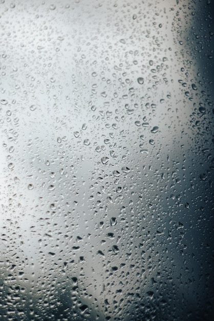 Tropfen auf dem Glas zu Hause nach dem Regen