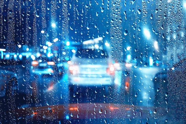 Tropfen auf Glasautostraße Regen Herbstnacht / abstrakter Herbsthintergrund in der Stadt, Autoverkehr, romantische Fahrt mit dem Auto