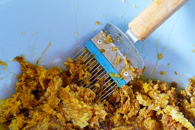 Tropfen Bienenhonig tropfen aus sechseckigen Waben