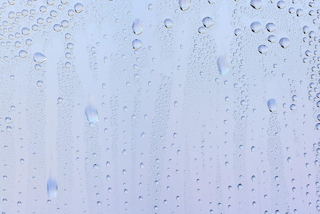 Tropfen Glas blauer Hintergrund abstrakter, transparenter kalter Hintergrund Wasserspritzer