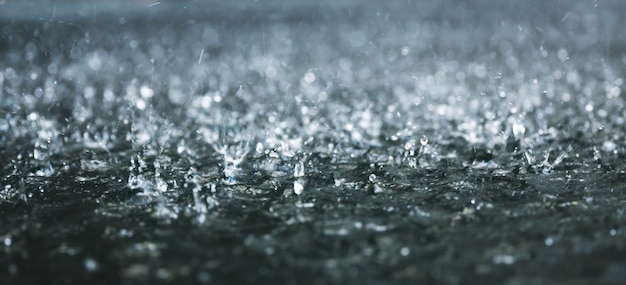 Foto tropfen starken regens auf dem wasser