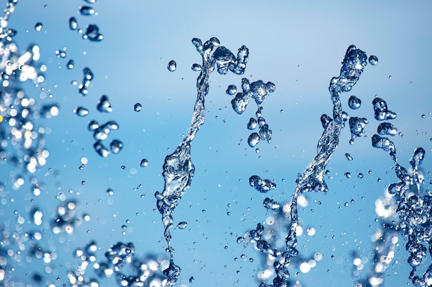 Tropfen Wasser des Brunnens in den Himmel