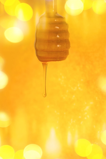 Tropfender goldener Honig Orangefarbener Honig spritzt Honig fließt ab