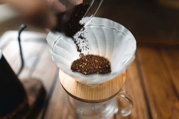 Tropfender Kaffee und langsamer Kaffee zu Hause, heißes Wassertropfen im Kaffee