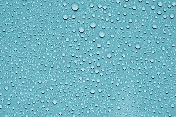 Tropfenwasser auf blauem Hintergrund