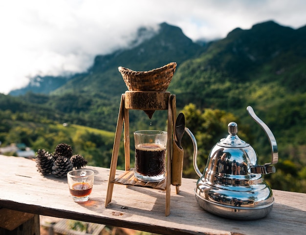 Tropfkaffee auf dem Balkon und Blick auf die Berge