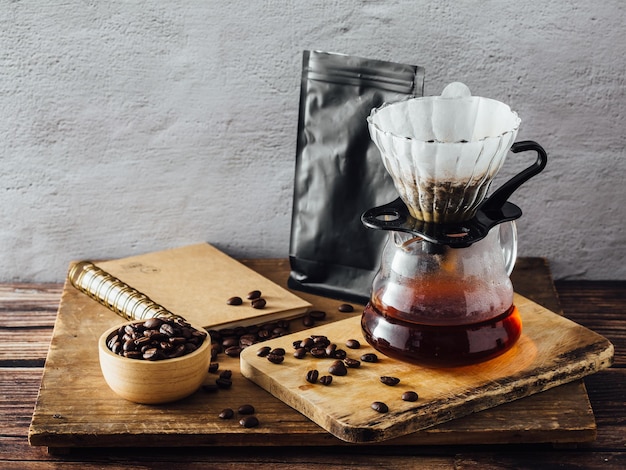 Tropfkaffee auf Holztischhintergrund