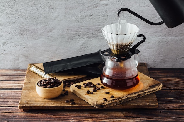 Tropfkaffee auf Holztischhintergrund