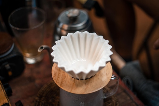 Tropfkaffee-Barista, der Wasser auf Kaffeesatz mit Filter gießt