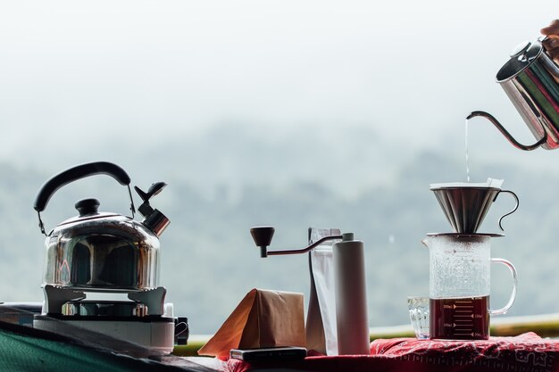 Tropfkaffee im Naturhintergrund