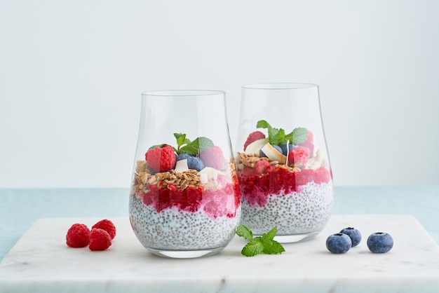 Tropic parfait chia sementes iogurte mirtilos framboesas amêndoas aveia hortelã baixas calorias