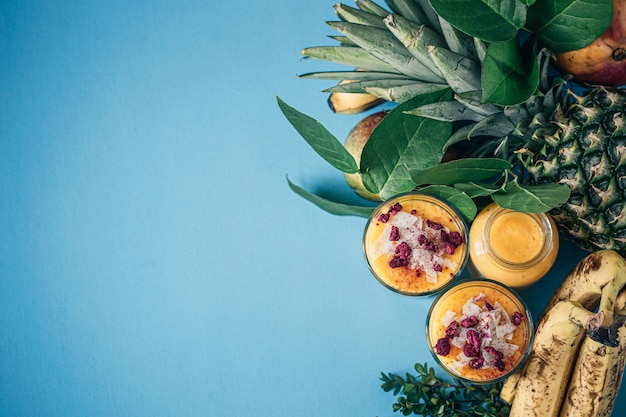 Foto tropicais frutas suculentas em caixa de madeira.