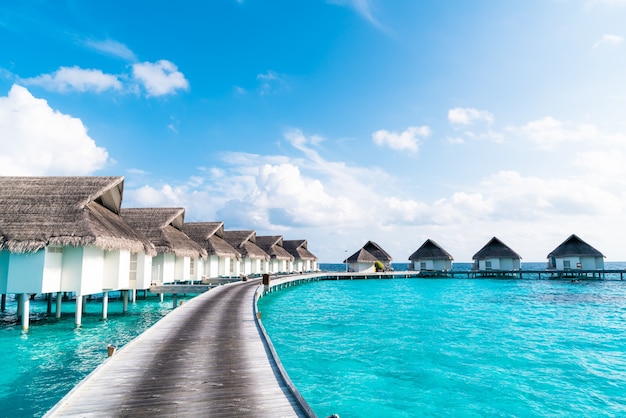 Tropical Maldives resort hotel e isla con playa y mar para el concepto de vacaciones de vacaciones: mejore el estilo de procesamiento de color