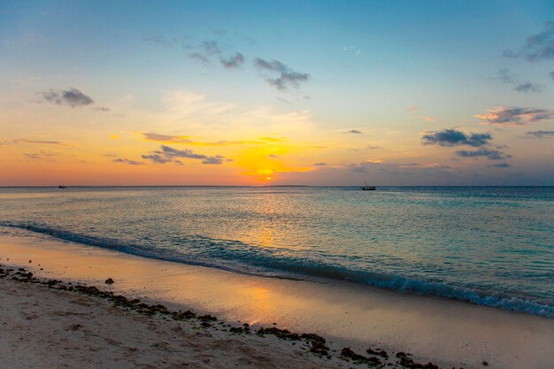 Tropical pôr do sol laranja com nuvens e céu azul