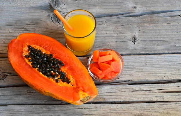 Foto tropische frucht der frischen reifen organischen papaya mit einem saftglas