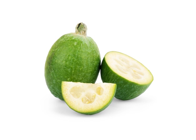 Tropische Frucht Feijoa (Acca Sellowiana) isoliert auf weißem Hintergrund