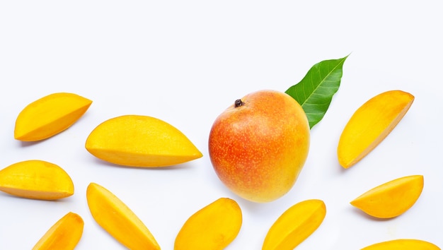 Tropische Frucht, Mango auf Weiß. Draufsicht