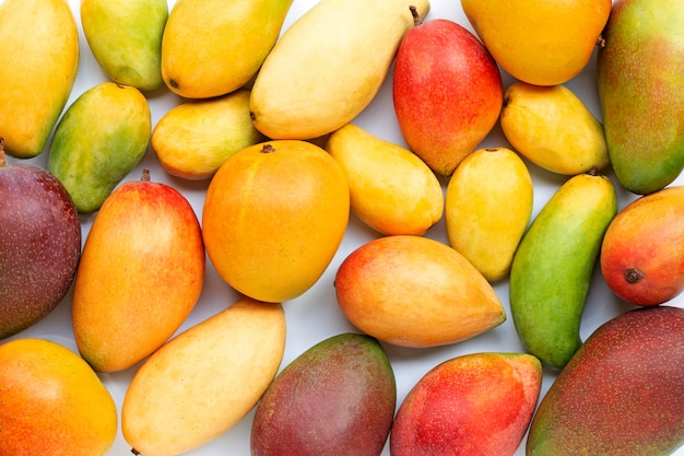 Tropische frucht, mango auf weiß lokalisiert. draufsicht