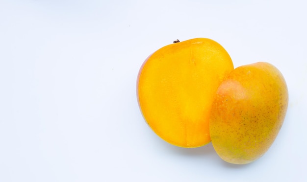 Tropische Frucht Mango auf weißem Hintergrund