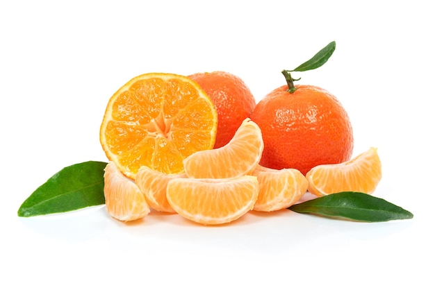 Tropische Fruchtzusammensetzung frische Früchte und Orangen- oder Mandarinenstücke mit Blättern isoliert auf weißem Hintergrund