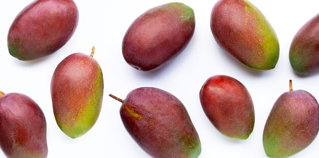 Tropische Früchte, Mango auf weißem Hintergrund. Ansicht von oben