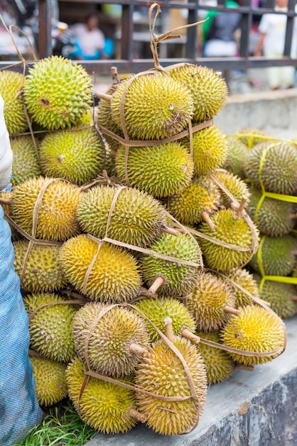 Tropische Früchte verkaufen an im Markt, Durian in Indonesien