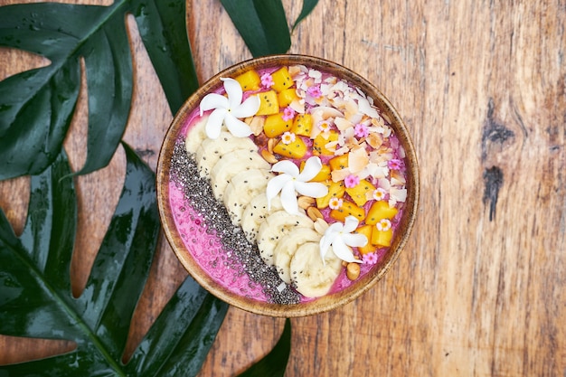 Tropische Frühstücksfrucht-Smoothie-Bowl