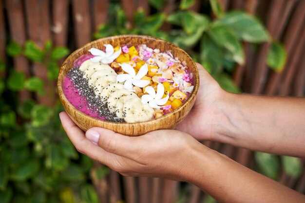 Tropische Frühstücksfrucht-Smoothie-Bowl