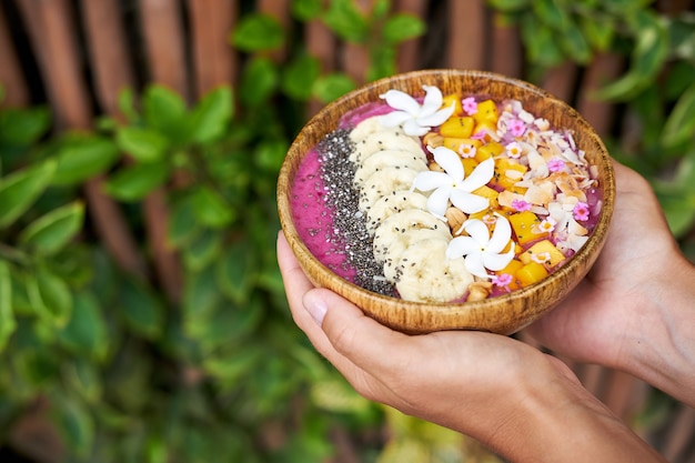 Tropische Frühstücksfrucht-Smoothie-Bowl