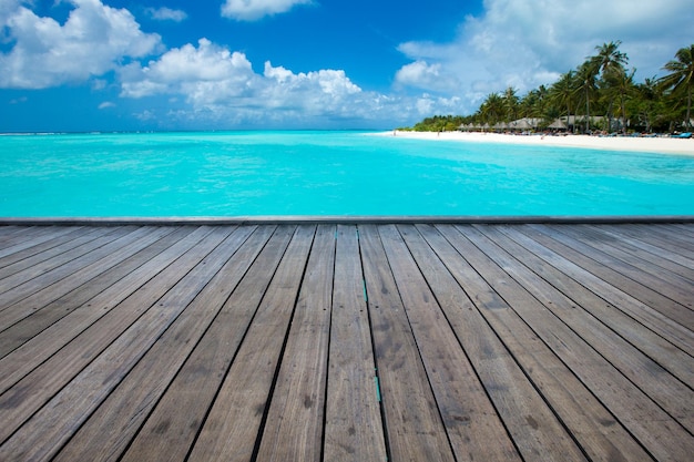 Tropische Insel der Malediven mit weißem Sandstrand und Meer