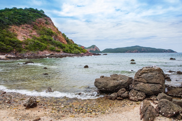 Tropische Insel mit felsigem Strand