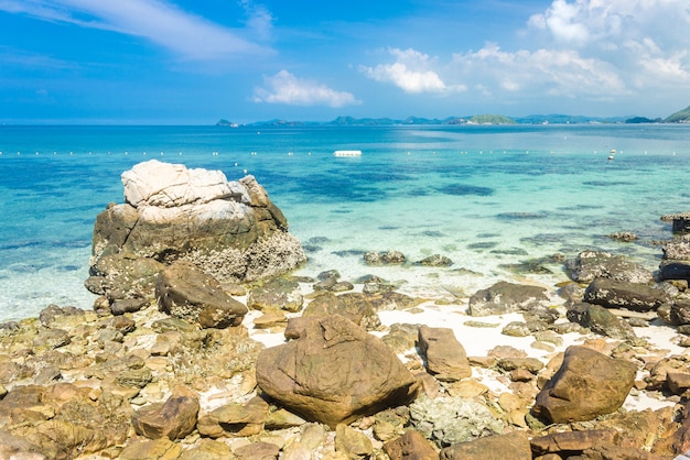 Tropische Insel Rock am Strand mit blauem Himmel. Koh Kham Pattaya