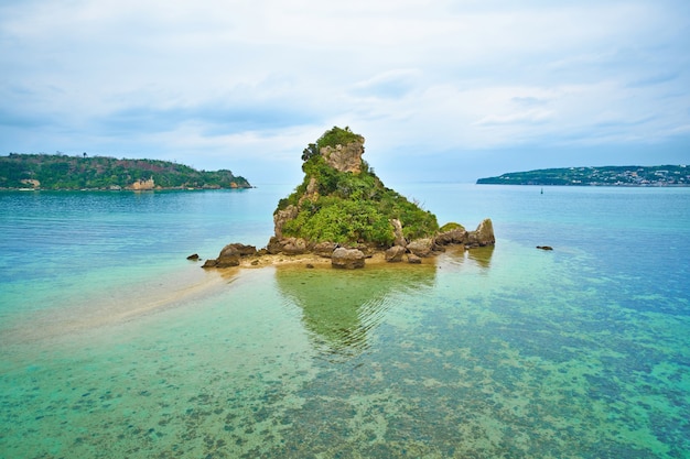 Tropische Insel und Fantasie grünes Meer und blauer Himmel in Okinawa, Japan