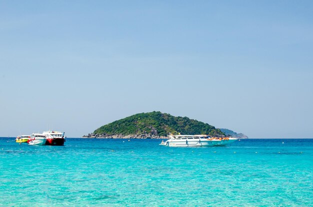 Tropische Inseln mit ozeanblauem Meerwasser und weißem Sandstrand auf den Similan-Inseln mit dem berühmten Sail Rock Phang Nga Thailand Naturlandschaft