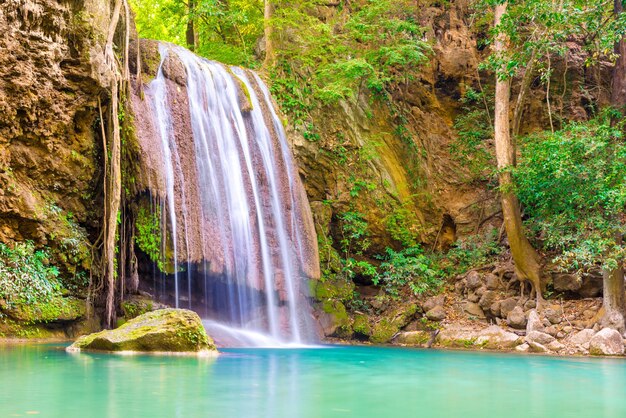 Tropische Landschaft mit wunderschönem Wasserfall wilder Regenwald mit grünem Laub und fließendem Wasser Erawan Nationalpark Kanchanaburi Thailand