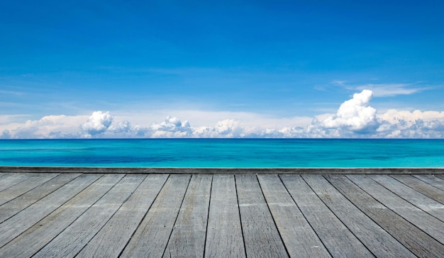 Tropische Malediven-Insel mit weißem sandigem Strand und Meer