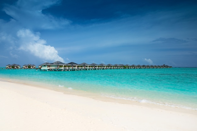 Tropische Malediveninsel mit weißem Sandstrand und Meer