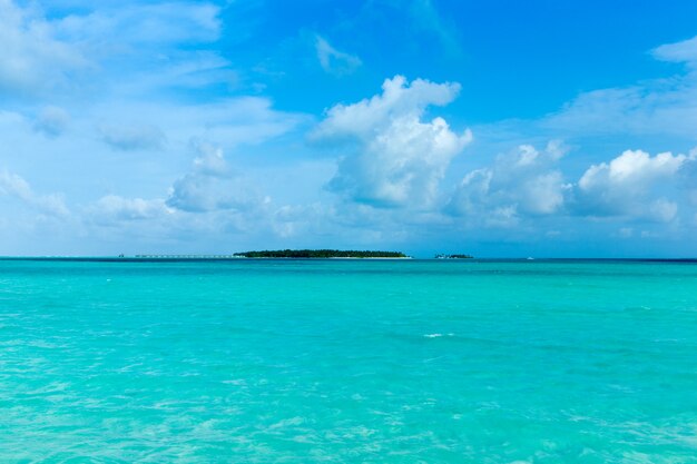 Tropische Malediveninsel mit weißem Sandstrand und Meer