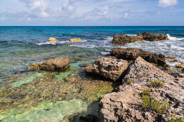Tropische Meeresfelsen, Klippen und türkisfarbene Karibik Playa del Norte Strand Isla Mujeres Mexiko