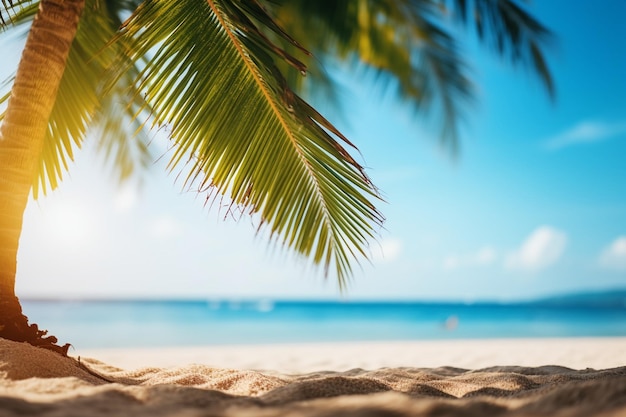 Tropische Natur sauberer Strand und weißer Sand im Sommer mit Sonne hellblauem Himmel und Bokeh-Hintergrund