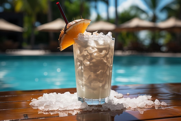 Tropische Oase-Cocktail mit einem kleinen Regenschirm