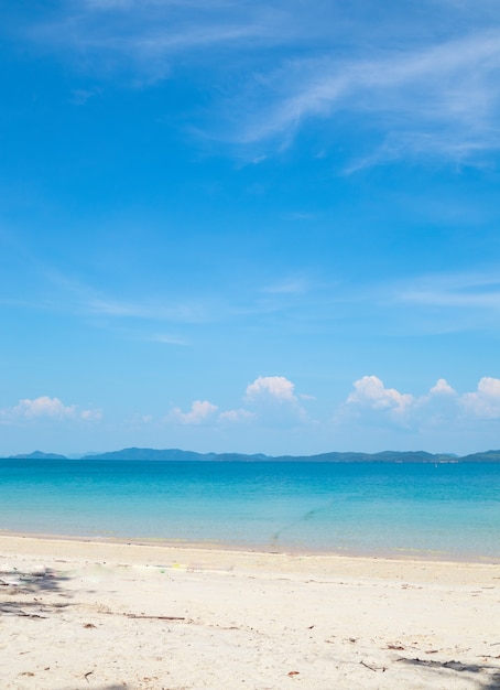 Tropische Strände haben warmes, klares blaues Wasser und blauen Himmelshintergrund oder Landschaft auf den Similan-Inseln