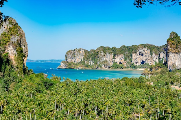 Tropische Strandhalbinsel Railay Blick von einem Aussichtspunkt auf den Bergwald und die BuchtThailand