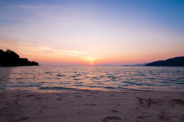 Tropische Strandlandschaft in Thailand